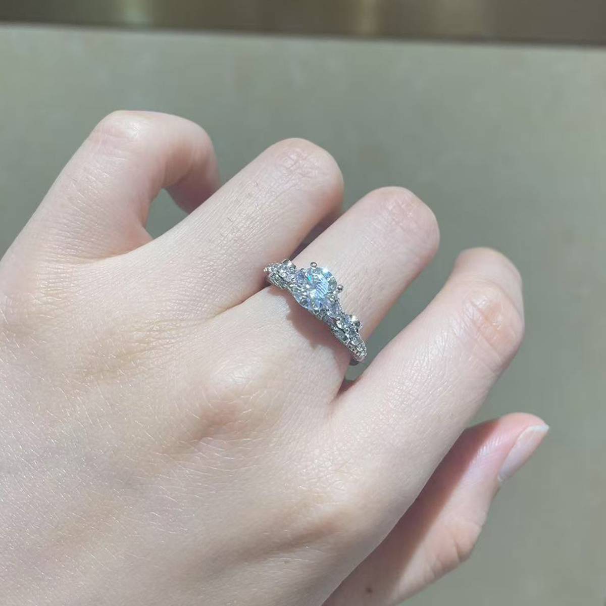 单头S925银镀白金女戒定制选款主石莫桑钻1.0ct/副石高碳钻